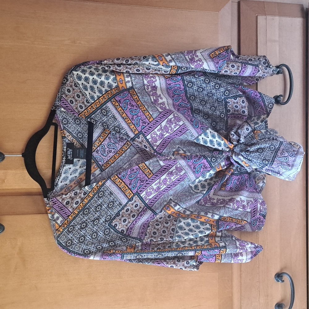Beautiful transitional top Size Small, Just Polly